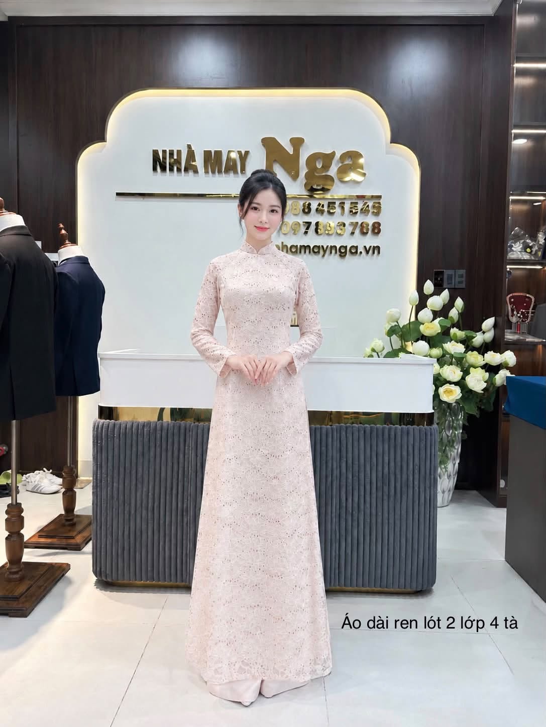 Khách hàng mặc áo dài tại Nhà May Nga